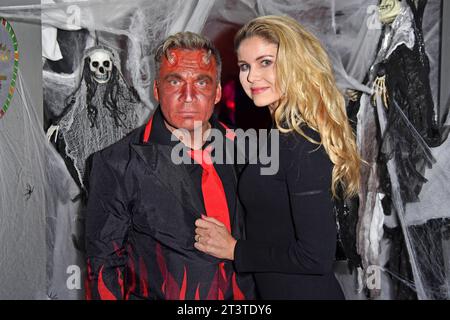 Peter Klein, Yvonne Woelke bei der Halloween-Party HOGARTS X DENISE MERTEN im Hogarts Circus Caffee in Dahlwitz-Hoppegarten am 26.10.2023 *** Peter Klein, Yvonne Woelke auf der Halloween Party HOGARTS X DENISE MERTEN im Hogarts Circus Caffee in Dahlwitz Hoppegarten am 26 10 2023 Credit: Imago/Alamy Live News Stockfoto