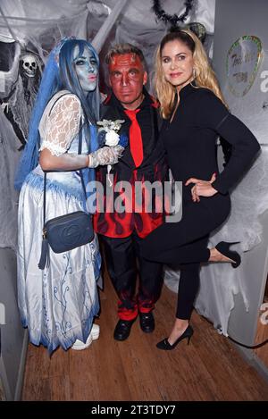 Annemarie Eilfeld, Peter Klein, Yvonne Woelke bei der Halloween-Party HOGARTS X DENISE MERTEN im Hogarts Circus Caffee in Dahlwitz-Hoppegarten am 26.10.2023 *** Annemarie Eilfeld, Peter Klein, Yvonne Woelke auf der Halloween Party HOGARTS X DENISE MERTEN im Hogarts Circus Caffee in Dahlwitz Hoppegarten am 26 10 2023 Credit: Imago/Alamy Live News Stockfoto