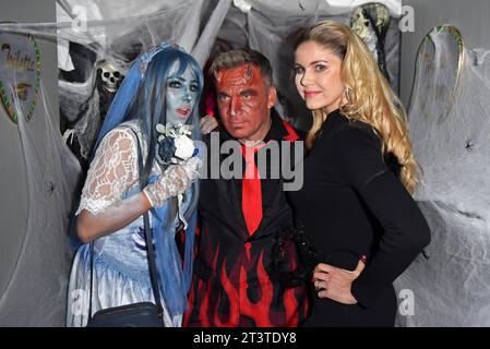 Annemarie Eilfeld, Peter Klein, Yvonne Woelke bei der Halloween-Party HOGARTS X DENISE MERTEN im Hogarts Circus Caffee in Dahlwitz-Hoppegarten am 26.10.2023 *** Annemarie Eilfeld, Peter Klein, Yvonne Woelke auf der Halloween Party HOGARTS X DENISE MERTEN im Hogarts Circus Caffee in Dahlwitz Hoppegarten am 26 10 2023 Credit: Imago/Alamy Live News Stockfoto