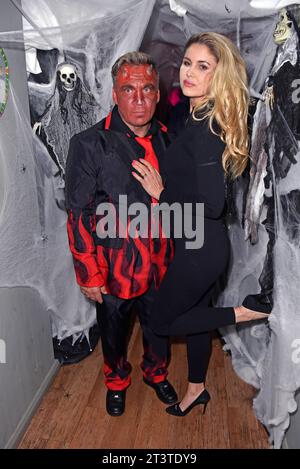 Peter Klein, Yvonne Woelke bei der Halloween-Party HOGARTS X DENISE MERTEN im Hogarts Circus Caffee in Dahlwitz-Hoppegarten am 26.10.2023 *** Peter Klein, Yvonne Woelke auf der Halloween Party HOGARTS X DENISE MERTEN im Hogarts Circus Caffee in Dahlwitz Hoppegarten am 26 10 2023 Credit: Imago/Alamy Live News Stockfoto