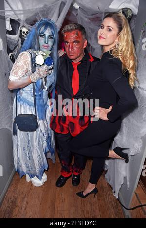 Annemarie Eilfeld, Peter Klein, Yvonne Woelke bei der Halloween-Party HOGARTS X DENISE MERTEN im Hogarts Circus Caffee in Dahlwitz-Hoppegarten am 26.10.2023 *** Annemarie Eilfeld, Peter Klein, Yvonne Woelke auf der Halloween Party HOGARTS X DENISE MERTEN im Hogarts Circus Caffee in Dahlwitz Hoppegarten am 26 10 2023 Credit: Imago/Alamy Live News Stockfoto