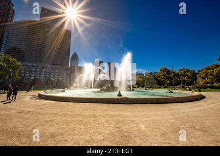 Philadelphia, PA - USA - 13. Oktober 2023 Weitwinkelblick auf den Logan Square, ein Kreiszentrum mit einem großen Brunnen mit skurriler Statue und Garten Stockfoto