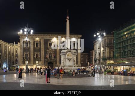 Brunnen des Elefanten und Palast des Seminars der Kleriker, dargestellt auf der Piazza del Duomo bei Nacht in der Stadt Catania auf Sizilien. Stockfoto