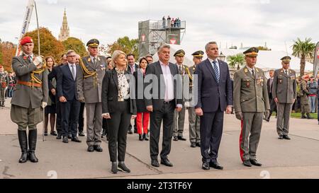 20223026 Nationalfeiertag 2023 Kranzniederlegung Bundesregierung WIEN, OESTERREICH - 26. OKTOBER: Bundesministerin für Landesverteidigung Klaudia Tanner OeVP, Bundesminister für Kunst, Kultur, öeffentlichen Dienst und Sport und Vize Kanzler Werner Kogler die Gruenen, Oesterreichischer Bundeskanzler Karl Nehammer OeVP und Generalstabschef Rudolf Striedinger waehrend der Kranzniederlegung des Oesterreichischen Bundeskanzlers und der Mitglieder der Bundesregierung anlaesslich der offiziellen Feierlichkeiten am Nationalfeiertag 2023 beim aeusseren Burgtor am Wiener Heldenplatz am 26. Oktober 202 Stockfoto