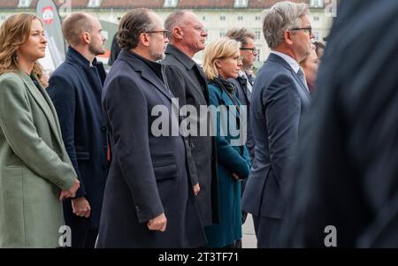 20223026 Nationalfeiertag 2023 Kranzniederlegung Bundesregierung WIEN, OESTERREICH - 26. OKTOBER: Mitglieder der Bundesregierung waehrend der Kranzniederlegung des Oesterreichischen Bundeskanzlers und der Mitglieder der Bundesregierung anlaesslich der offiziellen Feierlichkeiten am Nationalfeiertag 2023 beim aeusseren Burgtor am Wiener Heldenplatz am 26. OKTOBER. Oktober 2023 in Wien, Oesterreich. 231026 SEPA 17 177 Copyright: XIsabellexOuvrardx SEPAxMedia Credit: Imago/Alamy Live News Stockfoto