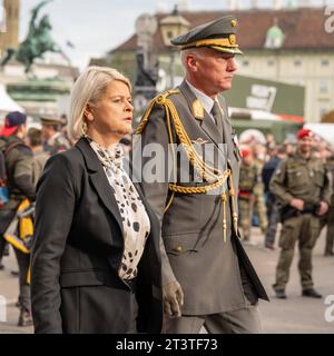 20223026 Nationalfeiertag 2023 Kranzniederlegung Bundesregierung WIEN, OESTERREICH - 26. OKTOBER: Bundesministerin für Landesverteidigung Klaudia Tanner OeVP mit einem Vertreter des Bundesheeres nach der Kranzniederlegung des Oesterreichischen Bundeskanzlers Karl Nehammer OeVP und der Mitglieder der Bundesregierung anlaesslich der offiziellen Feierlichkeiten am Nationalfeiertag 2023 beim aeusseren Burgtor am Wiener Heldenplatz am 26. Oktober 2023 in Wien, Oesterreich. 231026 SEPA 17 182 Copyright: XIsabellexOuvrardx SEPAxMedia Credit: Imago/Alamy Live News Stockfoto