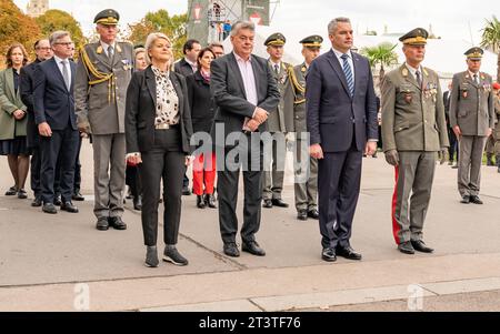 20223026 Nationalfeiertag 2023 Kranzniederlegung Bundesregierung WIEN, OESTERREICH - 26. OKTOBER: Bundesministerin für Landesverteidigung Klaudia Tanner OeVP, Bundesminister für Kunst, Kultur, öeffentlichen Dienst und Sport und Vize Kanzler Werner Kogler die Gruenen, Oesterreichischer Bundeskanzler Karl Nehammer OeVP und Generalstabschef Rudolf Striedinger waehrend der Kranzniederlegung des Oesterreichischen Bundeskanzlers und der Mitglieder der Bundesregierung anlaesslich der offiziellen Feierlichkeiten am Nationalfeiertag 2023 beim aeusseren Burgtor am Wiener Heldenplatz am 26. Oktober 202 Stockfoto