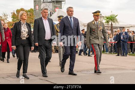 20223026 Nationalfeiertag 2023 Kranzniederlegung Bundesregierung WIEN, OESTERREICH - 26. OKTOBER: Bundesministerin für Landesverteidigung Klaudia Tanner OeVP, Bundesminister für Kunst, Kultur, öeffentlichen Dienst und Sport und Vize Kanzler Werner Kogler die Gruenen, Oesterreichischer Bundeskanzler Karl Nehammer OeVP und Generalstabschef Rudolf Striedinger waehrend der Kranzniederlegung des Oesterreichischen Bundeskanzlers und der Mitglieder der Bundesregierung anlaesslich der offiziellen Feierlichkeiten am Nationalfeiertag 2023 beim aeusseren Burgtor am Wiener Heldenplatz am 26. Oktober 202 Stockfoto