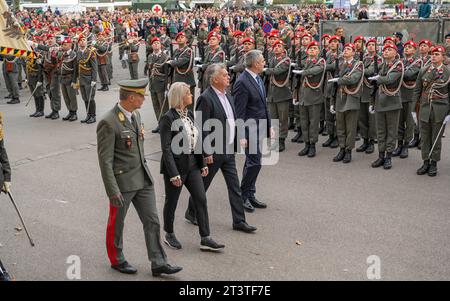 20223026 Nationalfeiertag 2023 Kranzniederlegung Bundesregierung WIEN, OESTERREICH - 26. OKTOBER: Bundesministerin für Landesverteidigung Klaudia Tanner OeVP, Bundesminister für Kunst, Kultur, öeffentlichen Dienst und Sport und Vize Kanzler Werner Kogler die Gruenen, Oesterreichischer Bundeskanzler Karl Nehammer OeVP und Generalstabschef Rudolf Striedinger waehrend der Kranzniederlegung des Oesterreichischen Bundeskanzlers und der Mitglieder der Bundesregierung anlaesslich der offiziellen Feierlichkeiten am Nationalfeiertag 2023 beim aeusseren Burgtor am Wiener Heldenplatz am 26. Oktober 202 Stockfoto