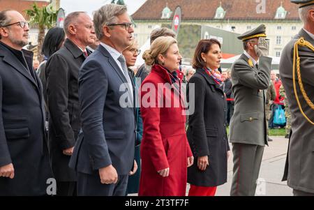 20223026 Nationalfeiertag 2023 Kranzniederlegung Bundesregierung WIEN, OESTERREICH - 26. OKTOBER: Mitglieder der Bundesregierung waehrend der Kranzniederlegung des Oesterreichischen Bundeskanzlers und der Mitglieder der Bundesregierung anlaesslich der offiziellen Feierlichkeiten am Nationalfeiertag 2023 beim aeusseren Burgtor am Wiener Heldenplatz am 26. OKTOBER. Oktober 2023 in Wien, Oesterreich. 231026 SEPA 17 176 Copyright: XIsabellexOuvrardx SEPAxMedia Credit: Imago/Alamy Live News Stockfoto