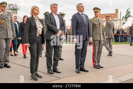 20223026 Nationalfeiertag 2023 Kranzniederlegung Bundesregierung WIEN, OESTERREICH - 26. OKTOBER: Bundesministerin für Landesverteidigung Klaudia Tanner OeVP, Bundesminister für Kunst, Kultur, öeffentlichen Dienst und Sport und Vize Kanzler Werner Kogler die Gruenen, Oesterreichischer Bundeskanzler Karl Nehammer OeVP und Generalstabschef Rudolf Striedinger waehrend der Kranzniederlegung des Oesterreichischen Bundeskanzlers und der Mitglieder der Bundesregierung anlaesslich der offiziellen Feierlichkeiten am Nationalfeiertag 2023 beim aeusseren Burgtor am Wiener Heldenplatz am 26. Oktober 202 Stockfoto