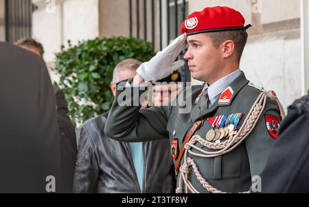 20223026 Nationalfeiertag 2023 Kranzniederlegung Bundesregierung WIEN, OESTERREICH - 26. OKTOBER: Soldat der Wiener Garde waehrend der Kranzniederlegung des Oesterreichischen Bundeskanzlers Karl Nehammer OeVP und der Mitglieder der Bundesregierung anlaesslich der offiziellen Feierlichkeiten am Nationalfeiertag 2023 beim aeusseren Burgtor am Wiener Heldenplatz am 26. OKTOBER. Oktober 2023 in Wien, Oesterreich. 231026 SEPA 17 187 Copyright: XIsabellexOuvrardx SEPAxMedia Credit: Imago/Alamy Live News Stockfoto