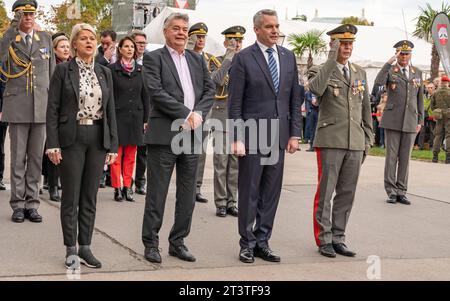 20223026 Nationalfeiertag 2023 Kranzniederlegung Bundesregierung WIEN, OESTERREICH - 26. OKTOBER: Bundesministerin für Landesverteidigung Klaudia Tanner OeVP, Bundesminister für Kunst, Kultur, öeffentlichen Dienst und Sport und Vize Kanzler Werner Kogler die Gruenen, Oesterreichischer Bundeskanzler Karl Nehammer OeVP und Generalstabschef Rudolf Striedinger waehrend der Kranzniederlegung des Oesterreichischen Bundeskanzlers und der Mitglieder der Bundesregierung anlaesslich der offiziellen Feierlichkeiten am Nationalfeiertag 2023 beim aeusseren Burgtor am Wiener Heldenplatz am 26. Oktober 202 Stockfoto