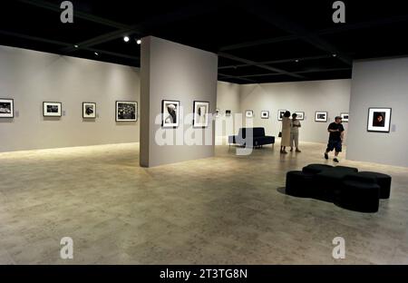 Besucher der Ausstellung Power of Photography im Bowers Museum, Santa Ana, Kalifornien, USA Stockfoto