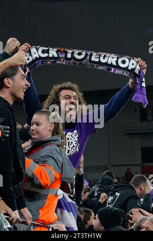 Ein Toulouse-Fan zieht seinen Schal vor dem UEFA Europa League-Spiel Liverpool gegen Toulouse in Anfield, Liverpool, Vereinigtes Königreich, 26. Oktober 2023 (Foto: Steve Flynn/News Images) Stockfoto