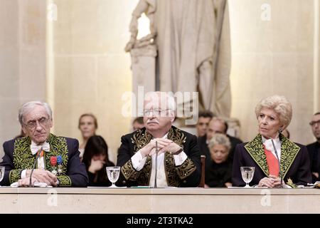 Paris, Frankreich, 14. April 2016. Yves Pouliquen, Erik Orsenna, Helene Carrere d'Encausse nehmen an der Ernennung von Marc Lambron zur Academie Francaise Teil Stockfoto