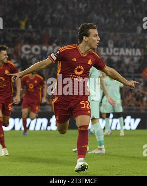 Rom, Italien. Oktober 2023. Edoardo Bove feiert sein Tor während des Gruppenspiels G der UEFA Europa League zwischen Roma und Slavia Praha am 26. Oktober 2023 in Rom, Italien. Quelle: Alberto Lingria/Xinhua/Alamy Live News Stockfoto
