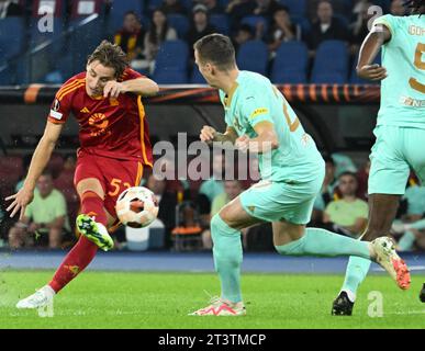 Rom, Italien. Oktober 2023. Edoardo Bove (L) erzielte sein Tor während des Gruppenspiels der UEFA Europa League zwischen Roma und Slavia Praha am 26. Oktober 2023 in Rom. Quelle: Alberto Lingria/Xinhua/Alamy Live News Stockfoto