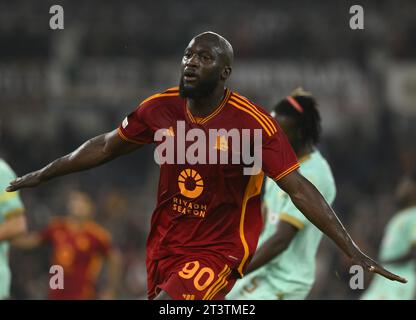 Rom, Italien. Oktober 2023. Romelu Lukaku feiert sein Tor mit seinen Teamkollegen beim Gruppenspiel der UEFA Europa League zwischen Roma und Slavia Praha am 26. Oktober 2023 in Rom, Italien. Quelle: Alberto Lingria/Xinhua/Alamy Live News Stockfoto