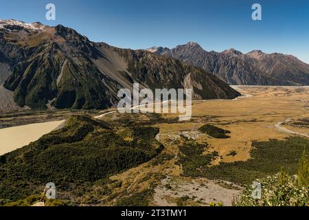 Blick hinunter auf das Hooker Valley im Mt Cook National Park von der Hälfte des Sealy Tarns Wanderwegs Stockfoto