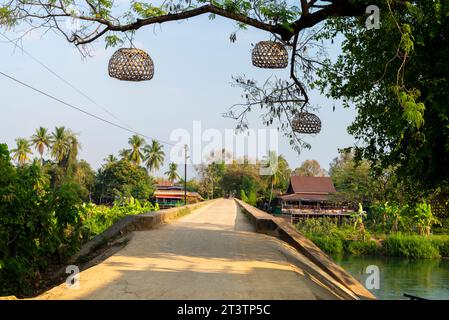 Blick auf die Insel Don Khon, entlang der französischen Kolonialbrücke, über den Mekong, ein beliebtes Wahrzeichen und Aussichtspunkt bei Sonnenuntergang, für Touristen zu überqueren, OR Stockfoto