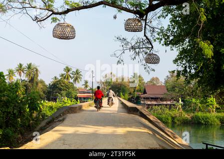 Blick auf die Insel Don Khon, entlang der französischen Kolonialbrücke, über den Mekong, ein beliebtes Wahrzeichen und Aussichtspunkt bei Sonnenuntergang, für Touristen zu überqueren, OR Stockfoto