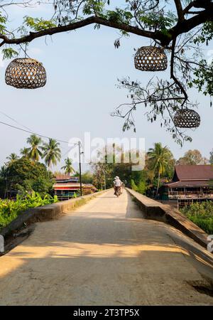 Blick auf die Insel Don Khon, entlang der französischen Kolonialbrücke, über den Mekong, ein beliebtes Wahrzeichen und Aussichtspunkt bei Sonnenuntergang, für Touristen zu überqueren, OR Stockfoto