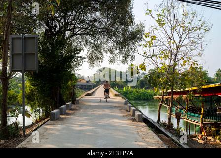 Blick auf die Insel Don Khon, entlang der französischen Kolonialbrücke, ein beliebtes Wahrzeichen und Aussichtspunkt bei Sonnenuntergang, für Touristen, die zu Fuß oder mit dem Fahrrad überqueren, oder r Stockfoto