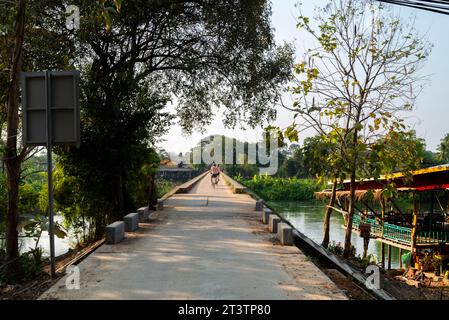 Blick auf die Insel Don Khon, entlang der französischen Kolonialbrücke, ein beliebtes Wahrzeichen und Aussichtspunkt bei Sonnenuntergang, für Touristen, die zu Fuß oder mit dem Fahrrad überqueren, oder r Stockfoto