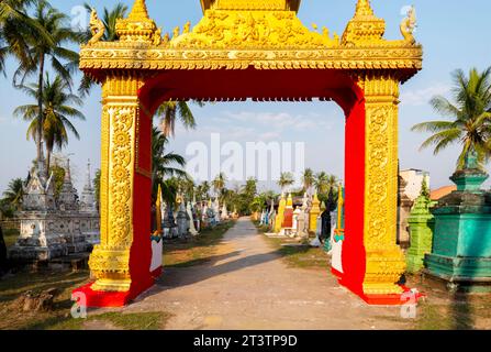 Eintritt zum buddhistischen Haupttempel auf der Insel Don Khone. Wunderschöne antike Strukturen, umgeben von vielen kleineren, in friedlicher Umgebung. Lat Stockfoto