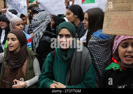 Madrid, Spanien. Oktober 2023. Eine Gruppe pro-palästinensischer muslimischer Mädchen, die während der Demonstration im Zentrum von Madrid gesehen wurden. Die Madrider studentenunion hat eine Demonstration zur Unterstützung des palästinensischen Volkes mit dem Motto: Solidarität mit dem palästinensischen Volk. Stoppen Sie den Völkermord in Gaza. Die Demonstration fand im Zentrum der spanischen Hauptstadt statt. (Foto: David Canales/SOPA Images/SIPA USA) Credit: SIPA USA/Alamy Live News Stockfoto