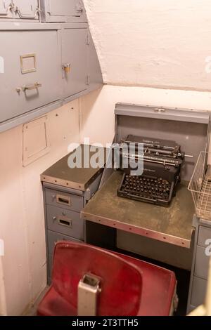 Muskegon, Michigan - eine Underwood-Schreibmaschine im Yeoman's Office der USS Silversides, einem U-Boot der Gato-Klasse aus dem Zweiten Weltkrieg, an der USS Sil Stockfoto
