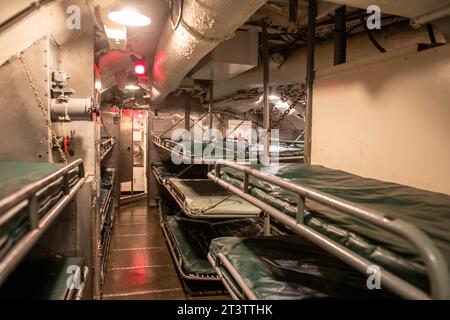 Muskegon, Michigan – Besatzungskojen auf der USS Silversides, einem U-Boot der Gato-Klasse aus dem Zweiten Weltkrieg, im USS Silversides Submarine Museum. Stockfoto