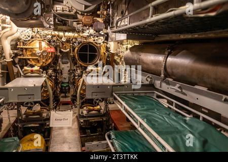 Muskegon, Michigan - der Vorwärtstorpedoraum der USS Silversides, eines U-Bootes der Gato-Klasse aus dem Zweiten Weltkrieg, im USS Silversides Submarine Museum. Cr Stockfoto