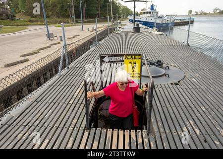 Muskegon, Michigan – im USS Silversides Submarine Museum steigt ein Besucher in das USS Silversides, ein U-Boot der Gato-Klasse aus dem Zweiten Weltkrieg. Stockfoto