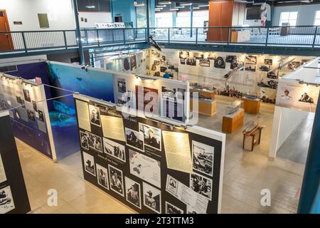 Muskegon, Michigan - das USS Silversides Submarine Museum. Besucher können das Museum besichtigen und einen Spaziergang durch die Silversides machen, ein Su der Gato-Klasse aus dem Zweiten Weltkrieg Stockfoto