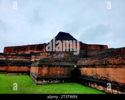 Buddhistische Vihara in Paharpur am Regentag | altes Bangladesch UNESCO-Weltkulturerbe der buddhistischen Geschichte | Ruine des antiken Tempels im noagoanischen Bangladesch Stockfoto