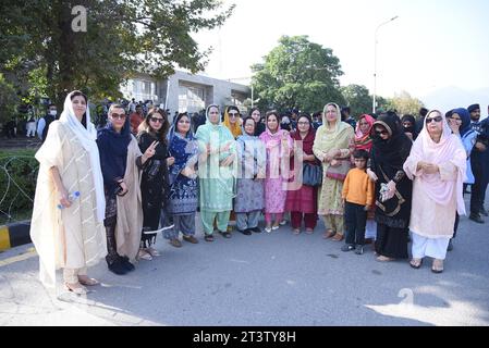 Islamabad, Pakistan. Oktober 2023. Pakistans ehemaliger Premierminister und Verurteilter Nawaz Sharif (C) kommt, um vor dem Obersten Gerichtshof zu erscheinen. Ein pakistanisches Obergericht gewährte dem dreimaligen Premierminister Nawaz Sharif Kaution, sagte seine Partei, nachdem er aus dem Exil zurückgekehrt war, um seinen Namen zu löschen und Wahlen anzutreten, die Anfang nächsten Jahres anstehen. Sharif verließ Pakistan im Jahr 2019 teilweise durch eine Gefängnisstrafe, um medizinische Versorgung in Großbritannien zu suchen, wobei er mehrere Gerichtsbefehle ignorierte, unter der Regierung von Imran Khan zurückzukehren. (Bild: © Raja Imran Bahader/Pacific Press via ZUMA Press Wire) E Stockfoto