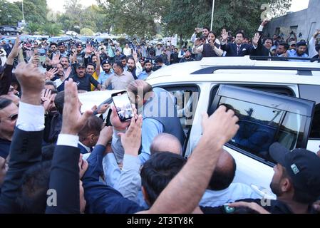 Islamabad, Pakistan. Oktober 2023. Pakistans ehemaliger Premierminister und Verurteilter Nawaz Sharif (C) kommt, um vor dem Obersten Gerichtshof zu erscheinen. Ein pakistanisches Obergericht gewährte dem dreimaligen Premierminister Nawaz Sharif Kaution, sagte seine Partei, nachdem er aus dem Exil zurückgekehrt war, um seinen Namen zu löschen und Wahlen anzutreten, die Anfang nächsten Jahres anstehen. Sharif verließ Pakistan im Jahr 2019 teilweise durch eine Gefängnisstrafe, um medizinische Versorgung in Großbritannien zu suchen, wobei er mehrere Gerichtsbefehle ignorierte, unter der Regierung von Imran Khan zurückzukehren. (Bild: © Raja Imran Bahader/Pacific Press via ZUMA Press Wire) E Stockfoto