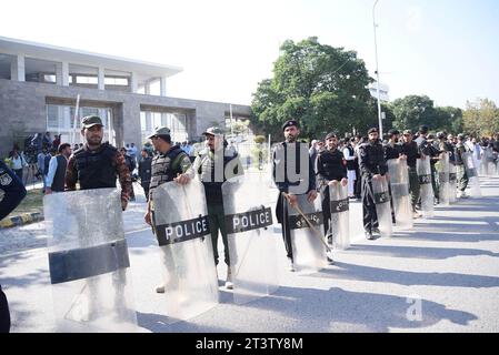 Islamabad, Pakistan. Oktober 2023. Pakistans ehemaliger Premierminister und Verurteilter Nawaz Sharif (C) kommt, um vor dem Obersten Gerichtshof zu erscheinen. Ein pakistanisches Obergericht gewährte dem dreimaligen Premierminister Nawaz Sharif Kaution, sagte seine Partei, nachdem er aus dem Exil zurückgekehrt war, um seinen Namen zu löschen und Wahlen anzutreten, die Anfang nächsten Jahres anstehen. Sharif verließ Pakistan im Jahr 2019 teilweise durch eine Gefängnisstrafe, um medizinische Versorgung in Großbritannien zu suchen, wobei er mehrere Gerichtsbefehle ignorierte, unter der Regierung von Imran Khan zurückzukehren. (Bild: © Raja Imran Bahader/Pacific Press via ZUMA Press Wire) E Stockfoto