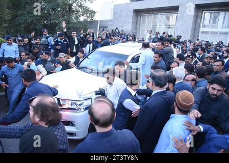 Islamabad, Pakistan. Oktober 2023. Pakistans ehemaliger Premierminister und Verurteilter Nawaz Sharif (C) kommt, um vor dem Obersten Gerichtshof zu erscheinen. Ein pakistanisches Obergericht gewährte dem dreimaligen Premierminister Nawaz Sharif Kaution, sagte seine Partei, nachdem er aus dem Exil zurückgekehrt war, um seinen Namen zu löschen und Wahlen anzutreten, die Anfang nächsten Jahres anstehen. Sharif verließ Pakistan im Jahr 2019 teilweise durch eine Gefängnisstrafe, um medizinische Versorgung in Großbritannien zu suchen, wobei er mehrere Gerichtsbefehle ignorierte, unter der Regierung von Imran Khan zurückzukehren. (Bild: © Raja Imran Bahader/Pacific Press via ZUMA Press Wire) E Stockfoto