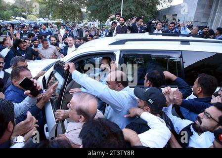 Islamabad, Pakistan. Oktober 2023. Pakistans ehemaliger Premierminister und Verurteilter Nawaz Sharif (C) kommt, um vor dem Obersten Gerichtshof zu erscheinen. Ein pakistanisches Obergericht gewährte dem dreimaligen Premierminister Nawaz Sharif Kaution, sagte seine Partei, nachdem er aus dem Exil zurückgekehrt war, um seinen Namen zu löschen und Wahlen anzutreten, die Anfang nächsten Jahres anstehen. Sharif verließ Pakistan im Jahr 2019 teilweise durch eine Gefängnisstrafe, um medizinische Versorgung in Großbritannien zu suchen, wobei er mehrere Gerichtsbefehle ignorierte, unter der Regierung von Imran Khan zurückzukehren. (Bild: © Raja Imran Bahader/Pacific Press via ZUMA Press Wire) E Stockfoto