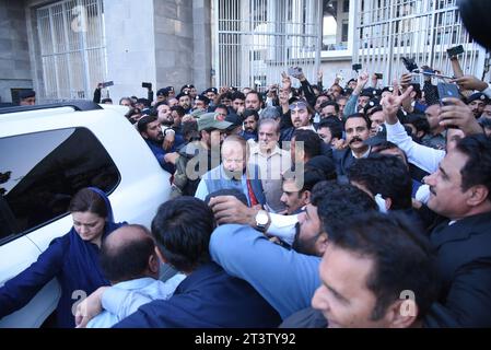Islamabad, Pakistan. Oktober 2023. Pakistans ehemaliger Premierminister und Verurteilter Nawaz Sharif (C) kommt, um vor dem Obersten Gerichtshof zu erscheinen. Ein pakistanisches Obergericht gewährte dem dreimaligen Premierminister Nawaz Sharif Kaution, sagte seine Partei, nachdem er aus dem Exil zurückgekehrt war, um seinen Namen zu löschen und Wahlen anzutreten, die Anfang nächsten Jahres anstehen. Sharif verließ Pakistan im Jahr 2019 teilweise durch eine Gefängnisstrafe, um medizinische Versorgung in Großbritannien zu suchen, wobei er mehrere Gerichtsbefehle ignorierte, unter der Regierung von Imran Khan zurückzukehren. (Bild: © Raja Imran Bahader/Pacific Press via ZUMA Press Wire) E Stockfoto