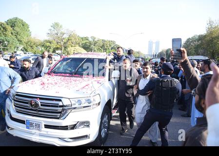 Islamabad, Pakistan. Oktober 2023. Pakistans ehemaliger Premierminister und Verurteilter Nawaz Sharif (C) kommt, um vor dem Obersten Gerichtshof zu erscheinen. Ein pakistanisches Obergericht gewährte dem dreimaligen Premierminister Nawaz Sharif Kaution, sagte seine Partei, nachdem er aus dem Exil zurückgekehrt war, um seinen Namen zu löschen und Wahlen anzutreten, die Anfang nächsten Jahres anstehen. Sharif verließ Pakistan im Jahr 2019 teilweise durch eine Gefängnisstrafe, um medizinische Versorgung in Großbritannien zu suchen, wobei er mehrere Gerichtsbefehle ignorierte, unter der Regierung von Imran Khan zurückzukehren. (Bild: © Raja Imran Bahader/Pacific Press via ZUMA Press Wire) E Stockfoto
