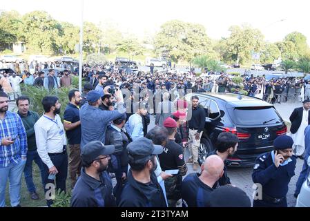 Islamabad, Pakistan. Oktober 2023. Pakistans ehemaliger Premierminister und Verurteilter Nawaz Sharif (C) kommt, um vor dem Obersten Gerichtshof zu erscheinen. Ein pakistanisches Obergericht gewährte dem dreimaligen Premierminister Nawaz Sharif Kaution, sagte seine Partei, nachdem er aus dem Exil zurückgekehrt war, um seinen Namen zu löschen und Wahlen anzutreten, die Anfang nächsten Jahres anstehen. Sharif verließ Pakistan im Jahr 2019 teilweise durch eine Gefängnisstrafe, um medizinische Versorgung in Großbritannien zu suchen, wobei er mehrere Gerichtsbefehle ignorierte, unter der Regierung von Imran Khan zurückzukehren. (Bild: © Raja Imran Bahader/Pacific Press via ZUMA Press Wire) E Stockfoto
