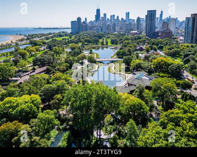 Hochauflösendes, wunderschönes Panorama-Drohnenbild des Lincoln Zoo Chicago und der Skyline Chicagos und seiner Umgebung Stockfoto