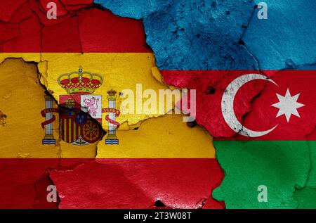 Flaggen von Spanien und Aserbaidschan auf gerissene Wand gemalt Stockfoto