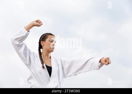 Portrait, ein junges Mädchen, das Karate übt Stockfoto