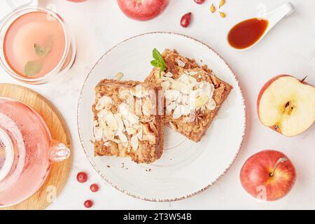 Nahaufnahme von Apfelkuchen, ästhetischem Essen - Preiselbeertee im Glaskessel. Apfelkuchen Dessert mit Äpfeln und Honig Stockfoto