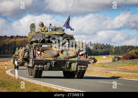 Hohenfels, Deutschland. Oktober 2023. Soldaten, die der 3. Infanteriedivision zugeteilt wurden, führen einen taktischen straßenmarsch mit Bradley Kampffahrzeugen während der kombinierten Resolution 24-01 im Joint Multinational Readiness Center bei Hohenfels durch. Combined Resolve ist eine Übung der US-Armee in Europa und Afrika für Soldaten und NATO-Verbündete und -Partner, die Schulungen zur Unterstützung von Abschreckungsinitiativen der NATO bietet. Etwa 4.000 Soldaten aus 14 Nationen nehmen an der Übung Teil. Quelle: U.S. Marines/ZUMA Press Wire/ZUMAPRESS.com/Alamy Live News Stockfoto